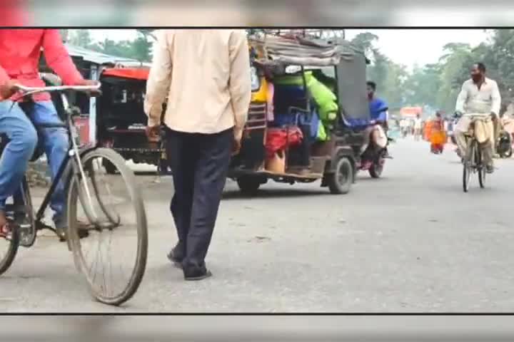 रतनपुर हाट में लोगों की भीड़ ने लॉकडॉन के नियमों की जम कर धज्जियां उड़ाई  । #CoronaNews
