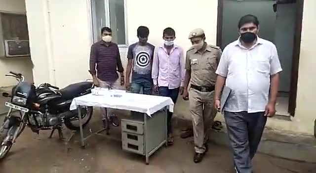 साकेत: #दक्षिणी दिल्ली  थाना तिगड़ी पुलिस ने दो बदमाशों को गिरफ्तार किया है जो चाकू की नोक पर राहगीरों से कीमती सामान लूट लिया