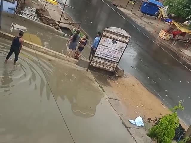 गोमिया: gomia  mai bhari varsa ke waja se pura pani bhar gaya h #gomia