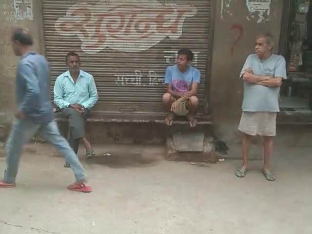 अलवर: yaha corona gaidline ka palan koi nhi kar rha h na hi mask h inke paas#coronaliveupdate