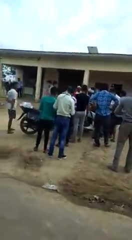 #घाटमपुर_कोतवाली क्षेत्र के गांव #श्रीनगर में पुलिस द्वारा एक युवक की पिटाई से गुस्साए ग्रामीणों ने पुलिस को खदेड़ा
