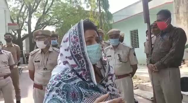 #बानसूर। विधायक शकुंतला रावत ने बानसूर उपखंड के तीनों थानों में मास्क व दस्ताने भेंट किये।