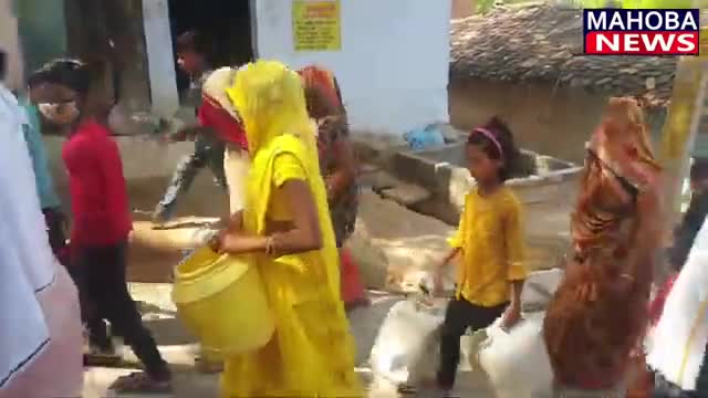 महोबा : #शादी के #बाद भी #दूल्हा लगा पानी केलिए लाइन मे #बुंदेलखंड में #पानी #किल्लत की #कहानी #दूल्हे की #जुबानी