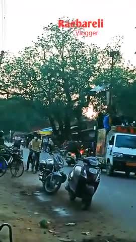 रायबरेली जिले के दीन शाह गौरा ब्लाक के विश्वनाथ गंज में lockdown ध्यान में रखकर ग्रामीणवासी बाजार करते हुए#विश्वनाथगंज