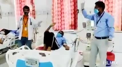 सवाई माधोपुर जिला अस्पताल में डॉक्टर सहित अन्य चिकित्सक कर्मियों ने नाच गाकर एक मरीज का जन्मदिन मनाया #Happy_Birthday