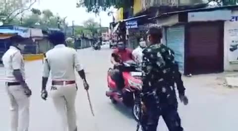 लाठी मार थानेदार 
इनका भी परिचय #सूरजपुर से है सूरजपुर कोतवाली के तानाशाह कोतवाल है अब इन पर क्या कार्यवाही होगी दाऊ जी