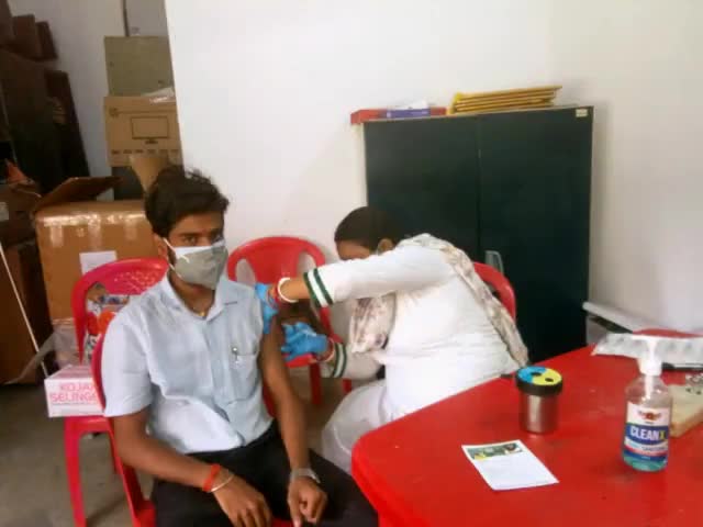 आज वैक्सीन का पहला डोज ले लिए।

#vaccinatedandhappy 
#Covaxin 
#हारेगा_कोरोना_जीतेगा_इंडिया