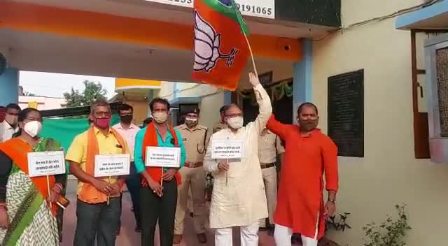 कांग्रेस के टूलकिट उजागर होने के बाद बौखलाए कांग्रेसियों के खिलाफ राजिम थाना में धरना प्रदर्शन
 #मैं_भी_हूँ_डॉ_रमन