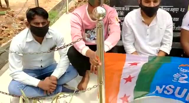 पूर्व मुख्यमंत्री, प्रदेशाध्यक्ष श्री कमलनाथ जी पर FIR कराए जाने पर#NSUIजिलाध्यक्ष संजय सोनी के नेतृत्व में धरनाप्रदर्शन