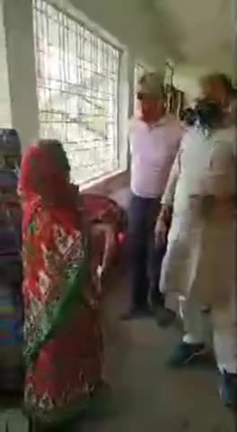 #चकाई के हारे हुये #संजय #प्रसाद ने ग्रमीणों को सरकारी खाना खाने पर वोट नही दिया उसको धमकी दे रहे है #mlc