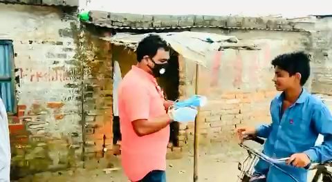 आज फिर लगातार 5वाँ दिन जागरूकता अभियान के तहत लोगों को जागरूक करने ज़रूरत के समान ज़रूरतमंद लोगों में बाटते मै और मेरे साथी
#StayHomeStaySafe
