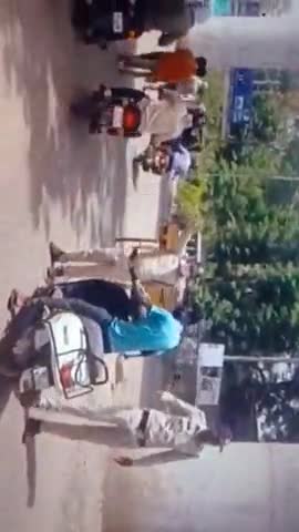 #katninews #vairal कटनी मिशन चौक पर यातायात। पुलिस  के दुआरा हो रही वाहन चालकों की जांच helmet and masks
reg.n
फोलो करें