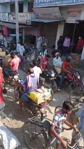 भगवानपुर: #सराय बाजार में सोसाल डिस्टेंस का उल्लघंन करते हुए पब्लिक मार्केट कर रही है गाइडलाइन प्लान नहीं किया जा रहा है