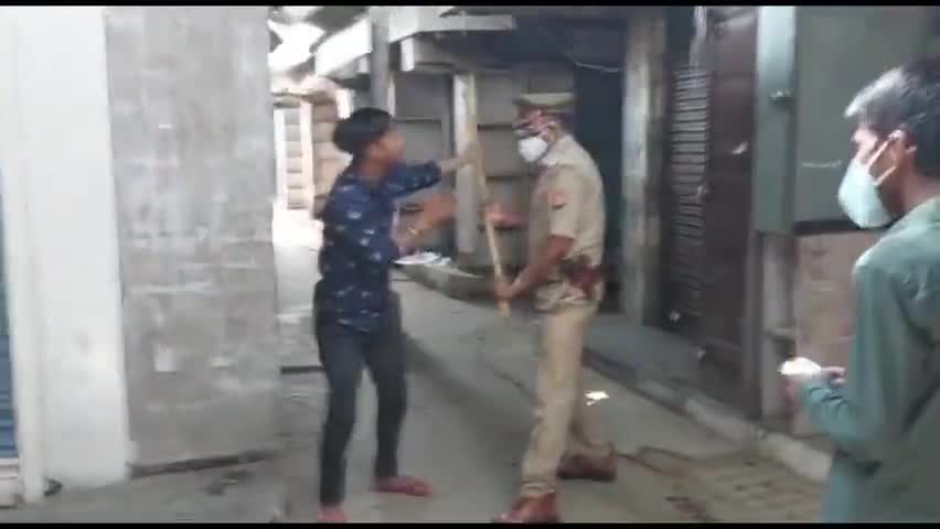 शहर में कोरोना गाइडलाइंस की धज्जियाँ उड़ाने वालों पर नगर कोतवाल ने किया  मुक़दमा दर्ज
#bahraich#brhnews#lockdown_2021