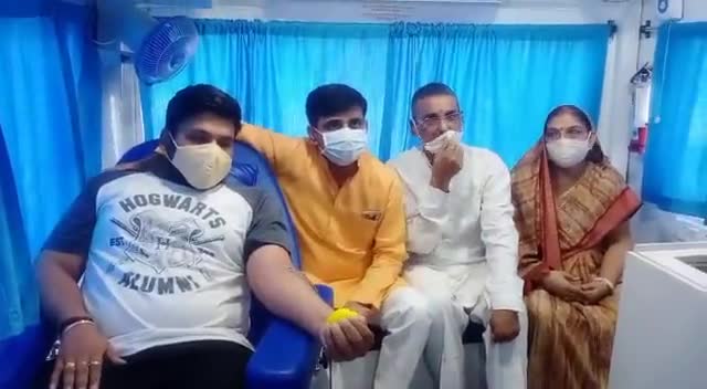 इशानिका फाउंडेशन संस्था शिविर मे माता पिता द्वारा कराया अपने पुत्र अभिप्रिंस #घुवारा से रक्तदान..पिता पवनघुवारा प्रियंका