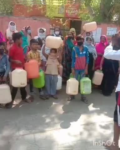 महेश्वर: #Madhya Pradesh _ के खरगोन  जीले के
  सोमाखंडी के  गाव मे पानी  नहीं मिलने से महिलाआ ने  रोड पर  प्रदुषण किया
