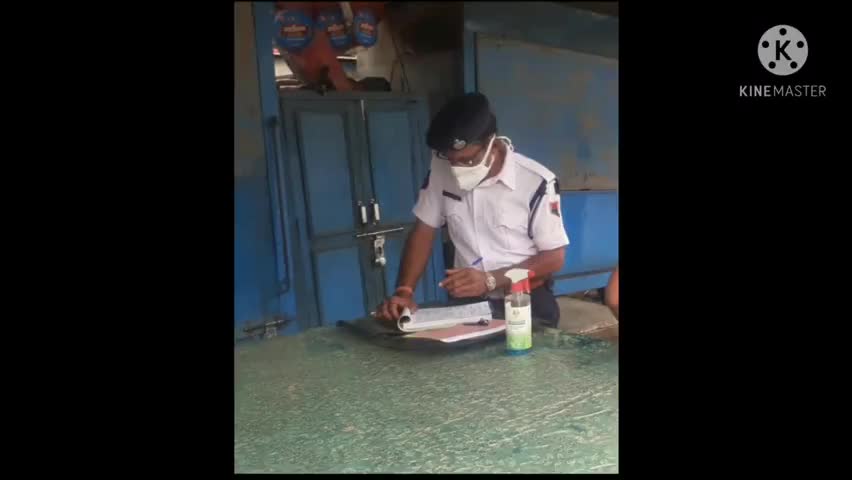 चूरू: चूरू में यातयात पुलिस हेड कॉन्स्टेबल जितेंद्र महण
ने की मानवता की मिसाल पेश। #churu #traficpolice #rajasthan_police