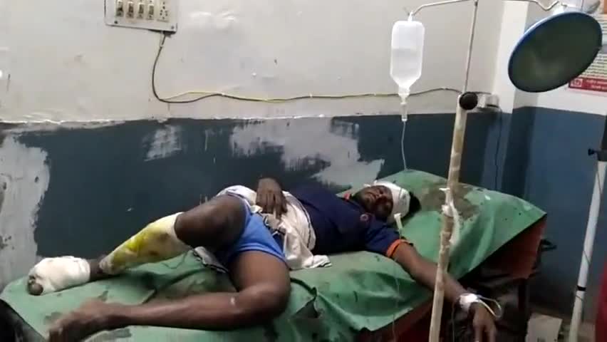 #kamalganj रजीपुर में दो बाइकों की आमने-सामने की टक्कर हालात गंभीर एक लोहिया अस्पताल रेफर दूसरे का इलाज जारी सीएचसी में
