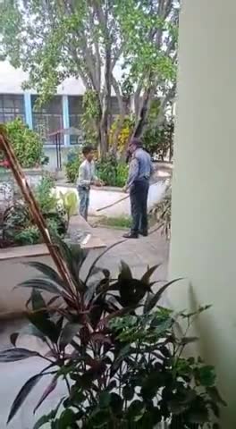 छतीसगढ़ के थप्पड़ मार डीएम की तरह डंडा मार सिक्योरिटी गार्ड की नाबालिक की पिटाई से सुर्खियो मे कारवाई की माँग #Sonebhadra