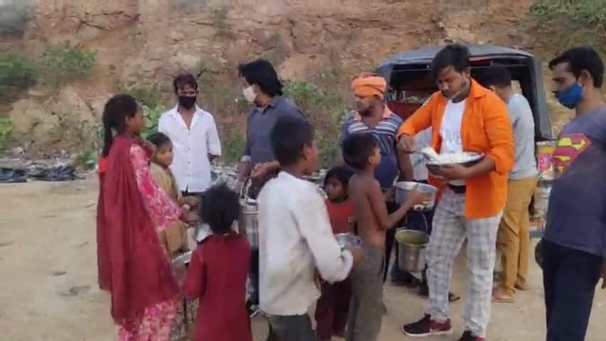 आज भोजन बाँटने का सिलसिला आईटीआई स्थित झुग्गी झोपड़ बस्ती पहुंचा, अब्बास और उनकी टीम द्वारा #lockdown2021
अब्बास आब्दी