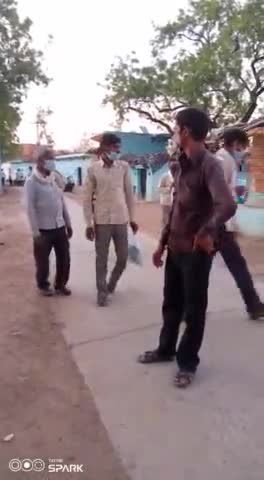 कुलपहाड़: अकौना ग्राम प्रधान #गोपाल कुशवाहा ने गांव में #मास्क वितरित किए लोगो को जागरूक किया कोरोना से बचे सुरक्षित रहे