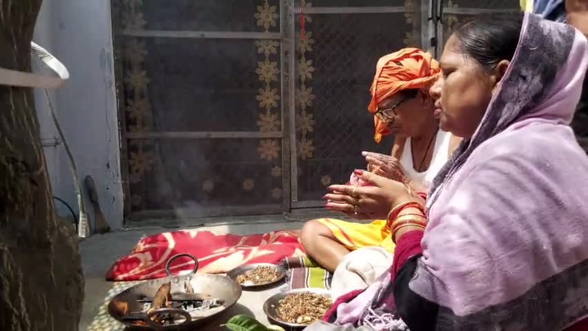 #वैश्विक कोरोना #महामारी की #शांति के लिए #माँ_गायत्री का #अनुष्ठान कर महामंत्र गायत्री पाठ द्वारा हवन की आहूति दी- आलोक