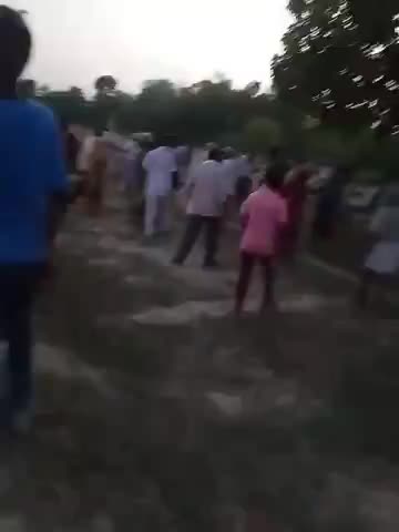 संडीला कोतवाली क्षेत्र का मामला
कई दर्जनों दबंग ग्रामीणों ने कुर्मीन खेड़ा गांव पर लाठी-डंडों से किया हमला #विडियो वायरल