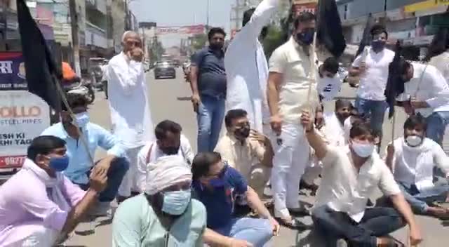 किसान विरोधी कानून के विरोध में 
रालोद के अ#काला_दिवस