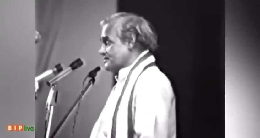 आजादी की लड़ाई के महान सेनानी और प्रखर राष्ट्रभक्त #वीर_सावरकर को उनकी जयंती पर कोटि-कोटि नमन।
#Veersavarkar