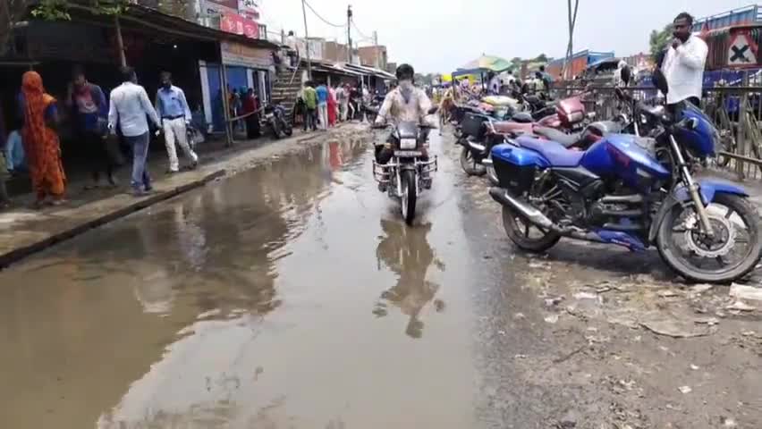 दगौरा: डगरुआ में बारिश के चलते NH-31 की सर्विस रोड पर जलजमाव से राहगीरों को हो रही परेशानी #यास_तूफान