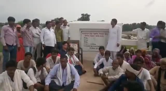 #जनप्रतिनिधि ध्यान दे आखिर कब होगा मात्र दो कि.मी. #रोड निमार्ण मऊघाट के पार जो जोड़ता है नेशनल हाइवे झांसी से #पवनघुवारा