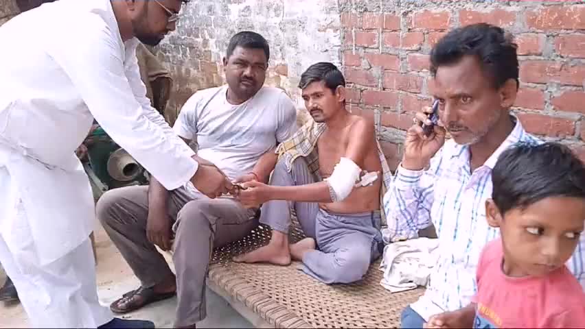 बीमार व्यक्ति की मदद करने पहुंचे जिला पंचायत सदस्य सपा -  #वारिस_अली_अंसारी