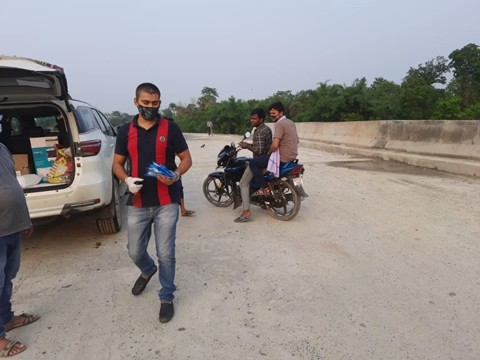 डुमरा: #Hindrise के एक टीम आज परसौनी थाना छेत्र में आज से कोरोना मुक्त अभियान चलाया गया ! 
कोरोना हारेगा भारत जीतेगा ! नरेंद्र कुमार