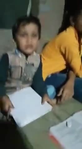 देखिए किस तरह बच्चा डर हुआ है...
#बचपन