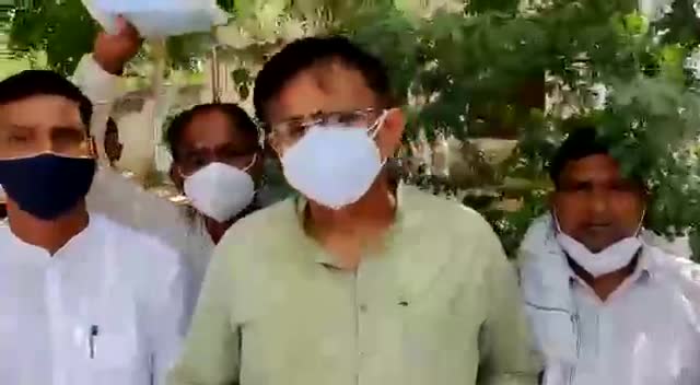 खेड़ी सुल्तान गाँव में सेवा सहयोग करते हुये ओमप्रकाश धनखड़ प्रदेश अध्यक्ष #हरियाणा #भाजपा #Bjpharyana #7YearsOfSeva