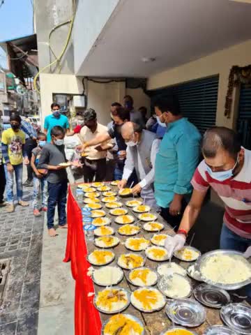 #7yearsofmodi पूर्ण होने पर #SewaHiSangathan अभियान के अंतर्गत चौथे चरण में पांडव रोड पर #पूर्वांचल_मार्चा द्वारा खाना