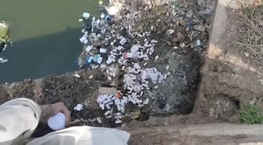 गढ़वा: शहर के दानरो नदी के तट पर अज्ञात लोगों ने नदी में फेंकी दवाइयां, सीएस ने कहा- जांच कर होगी कार्रवाई #दवा