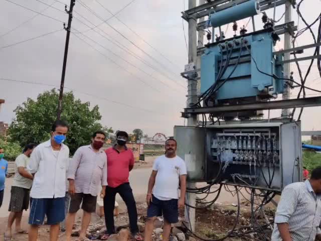 गढ़वा: शहर के पुरानी बाजार में मंत्री मिथिलेश ठाकुर के पहल पर विधायक प्रतिनिधि ने दिखाई ततपरता, लगवाया नया ट्रांसफार्मर #पहल