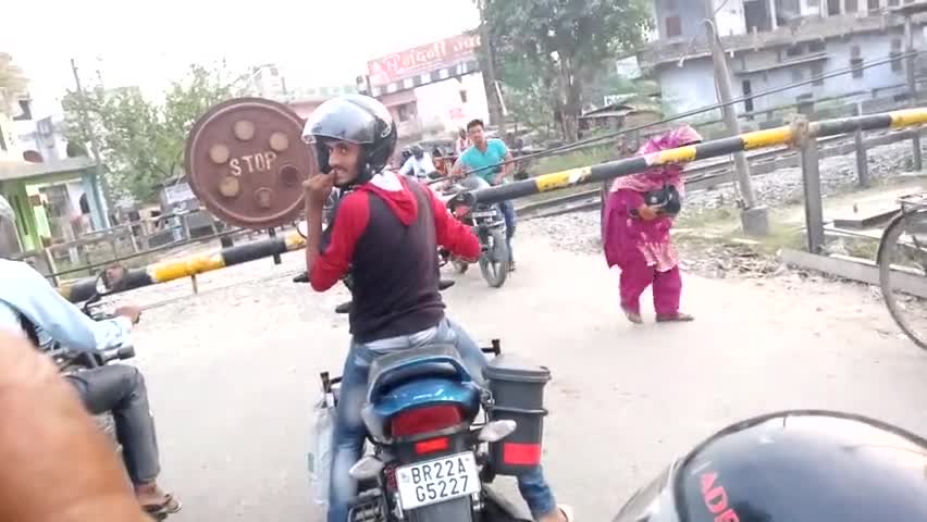 हमारे यहाँ चम्पारण में लोग रेलवे फाटक को कितनी गम्भीरता से लेते है?
छोटी सी चुक के कारण बङी घटना हो जाती है!
#aajkikhabr