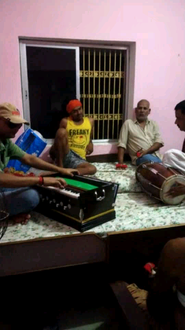 बड़हरा: #बड़हरा प्रखंड ग्राम+पोस्ट=एकौना में श्री मांचा स्वामी गुरुजी के कीर्तन के औए नए साज बाज की तैयारी करते लोग