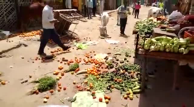 अम्बाह :- सब्जी मंडी में पुलिश ने की बड़ी तानासाही कार्यवाही हाथ ठेला बालों की सब्जी ज़मीन पर बिखेर दी।#अम्बाह से पवनकिरार