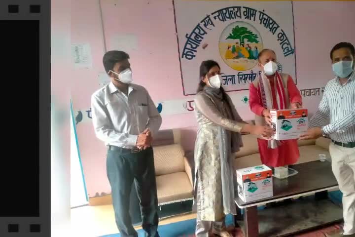 #सेवाहीसंगठन
आज माननीय मुख्यमंत्री श्री जयराम ठाकुर जी द्वारा प्रदान की गई ओम आइसोलेशन किट का वितरण किया।