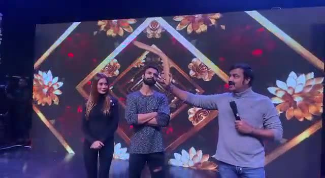 #Bollywood Stars #AshmitPatel n #SaraKhan listening About the #Boomerang on the #Ramp.. 🇮🇳