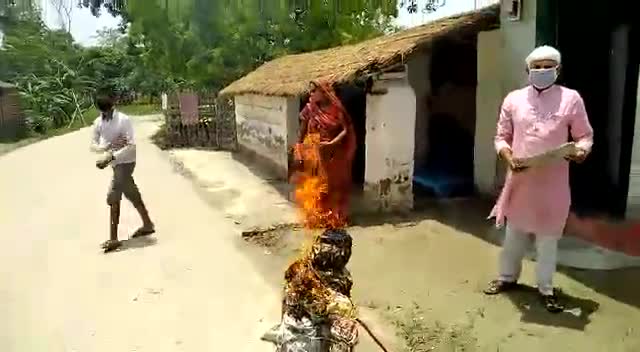 वैशाली: वैशाली प्रखंड अंतर्गत सलेमपुर पंचायत के हुसैनपुर गाँव में #वैशाली_सिविल_सर्जन का #पुतला_दहन करते। किसान नेता- राजू भाई