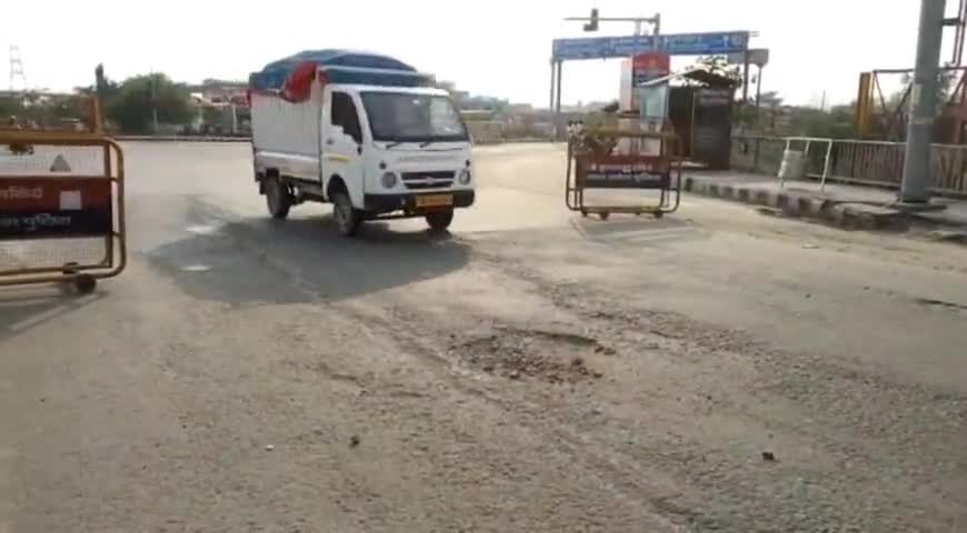 करछना: नैनी मिर्जापुर राजमार्ग पर सड़क पर हुए गड्ढे, स्थानीय लोगों द्वारा मरम्मत किए जाने की मांग। #एनएचएआई