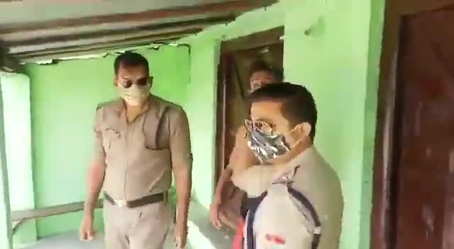 घर पर बैठे #युवक पर #मास्क नही पहनने के लिए #कार्यवाही करने लगी #पुलिस, फिर हूआ ऐसा.... #Uttarakhandpolice