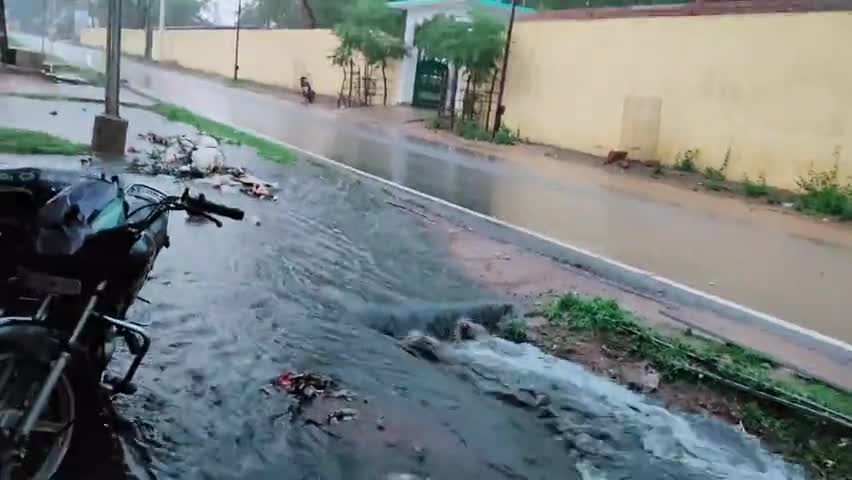 नाली के पानी से दुकानदार है बहुत ज्यादा परेशान नगर पालिका के तरफ से कोई मदद नहीं हो पा रहा है #लोहरदगा