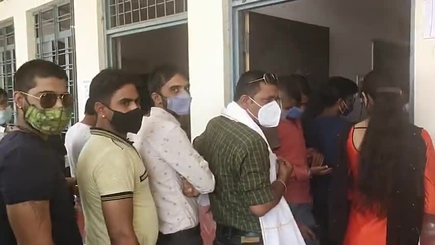 ब्यावरा: आज ब्यावरा के कन्या शाला स्कूल में 18 साल से अधिक  #युवाओं की #वैक्सीन #लगवाने के लिए सैकड़ों की तादाद में भीड़ उमड़ी।﻿