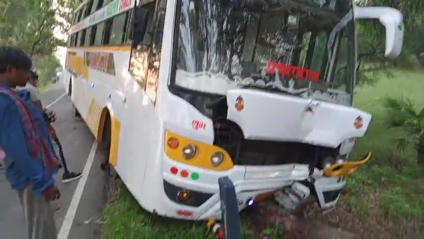 पकरीबरावां: नवादा जमुई पथ में कचना मोड़ पूल के पास एक बस खाई में गिरते गिरते बचा।#accidents