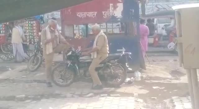 पुलिस की रोड पर वीयर पार्टी*
#ViralMasala #viral #VideoViral